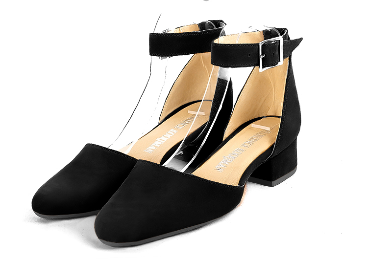 Matt black women's open side shoes, with a strap around the ankle. Round toe. Low block heels. Front view - Florence KOOIJMAN